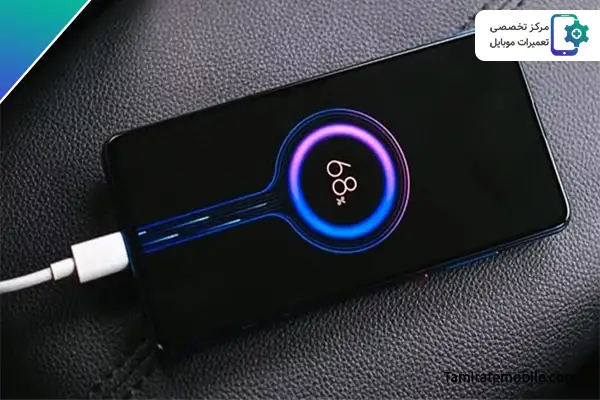 چک کردن باتری گوشی و شارژر برای حل مشکل خاموش شدن شیائومی
